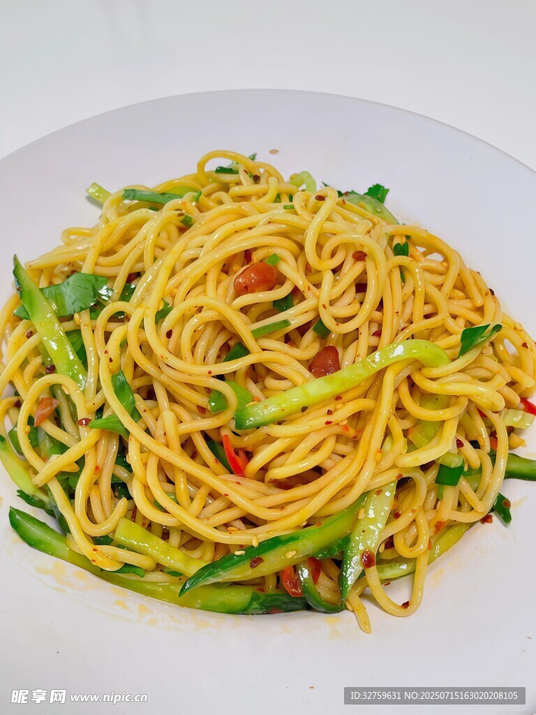 美味蔬菜拌面