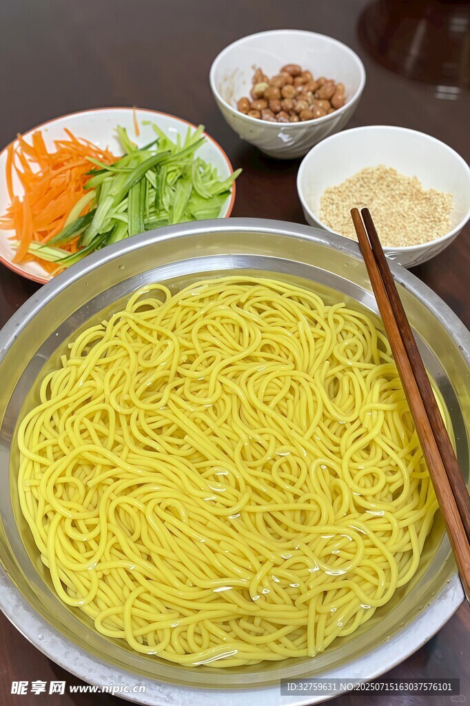 一碗美味黄面条配小菜