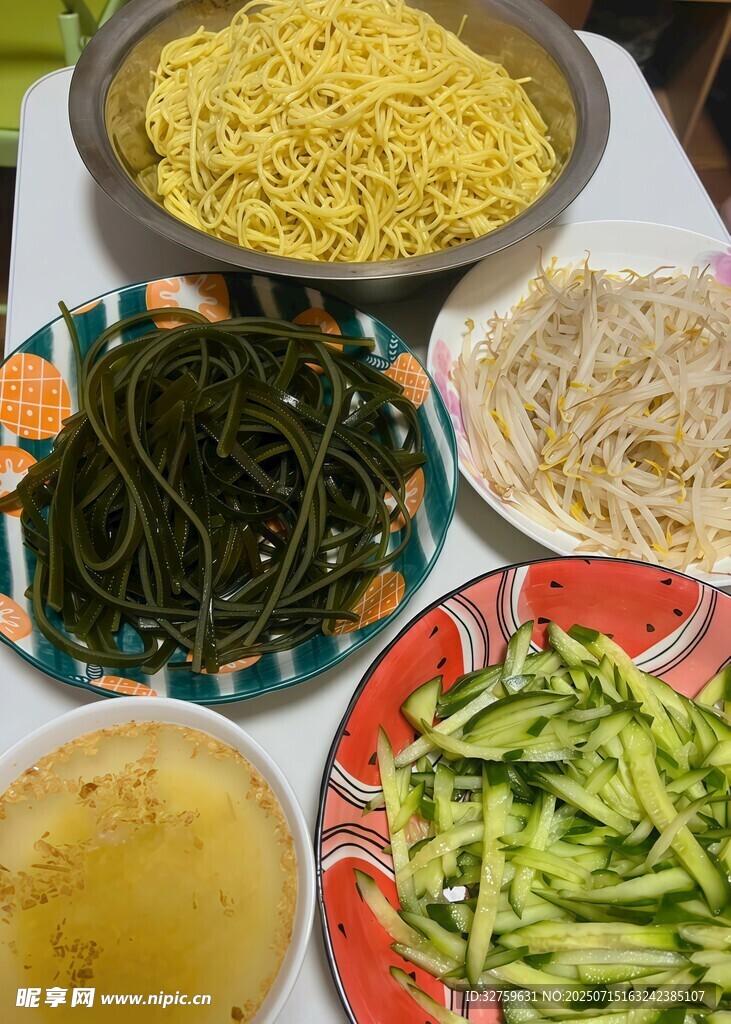 多样食材准备烹饪凉面