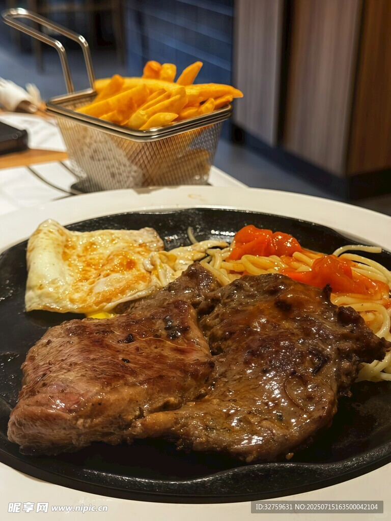 美味牛排配薯条等美食