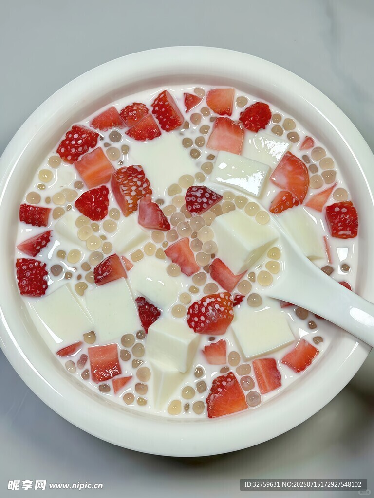 草莓酸奶碗 