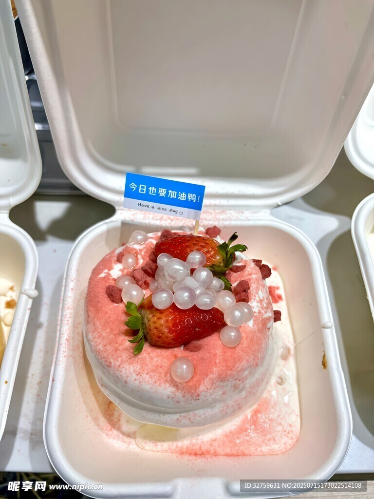 草莓装饰的精致小蛋糕