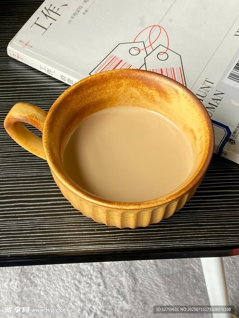 黄色杯装暖色调饮品