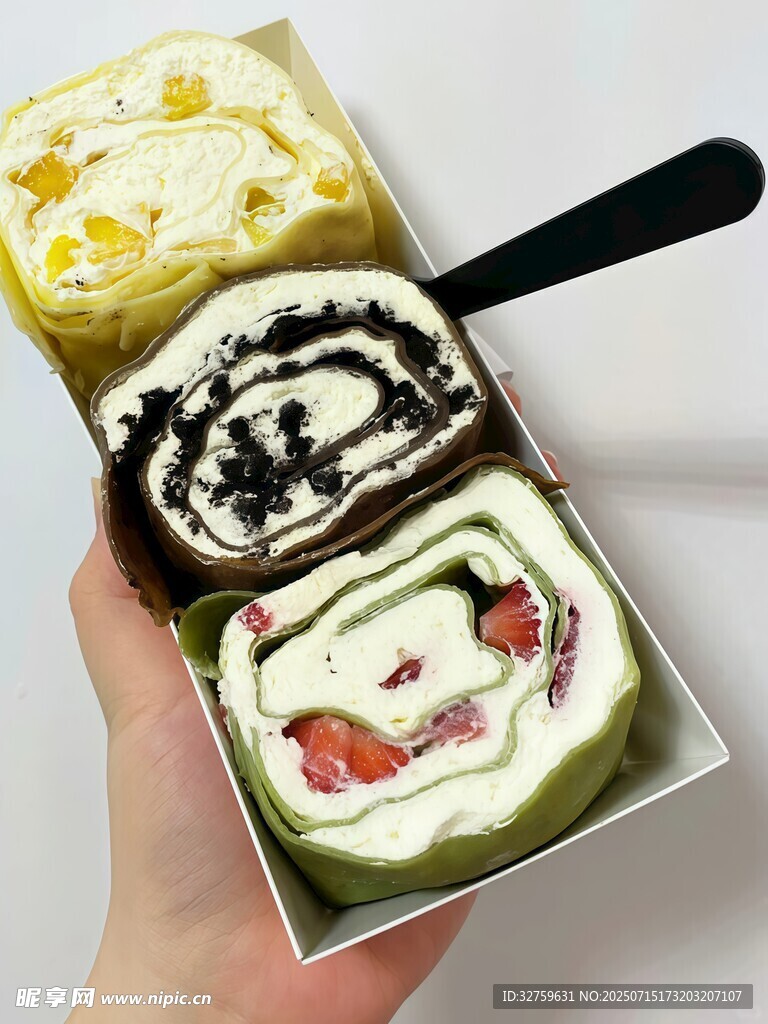 三色美味蛋糕卷诱人呈现