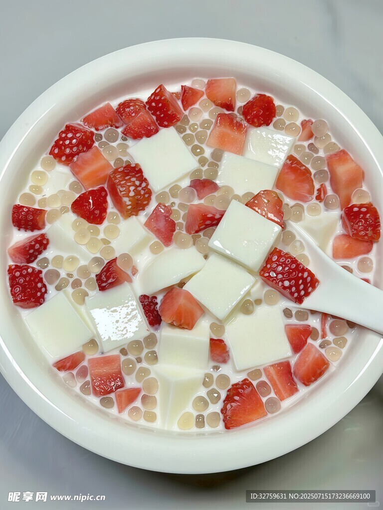 草莓酸奶坚果燕麦碗