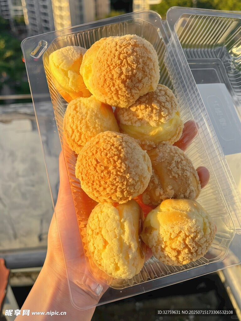 手持美味金黄小丸子