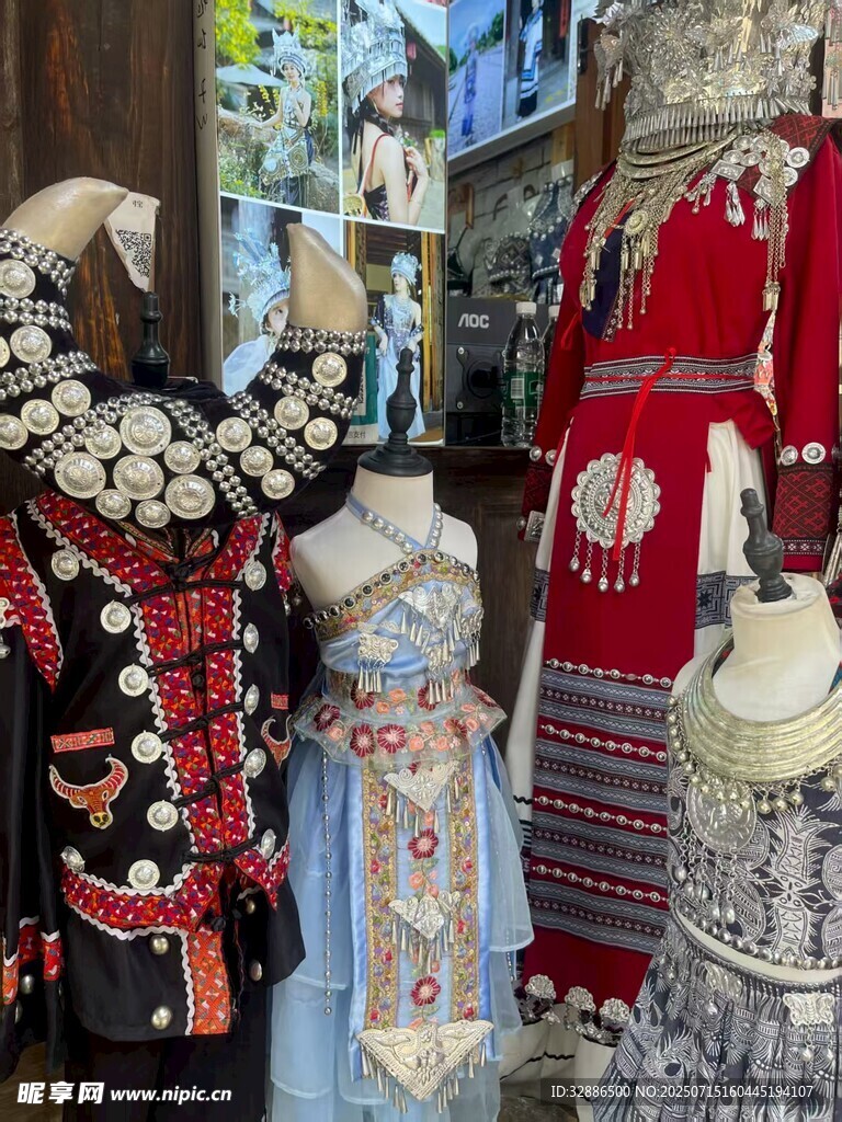 传统民族服饰展示