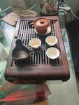 中式茶具摆设于玻璃桌上