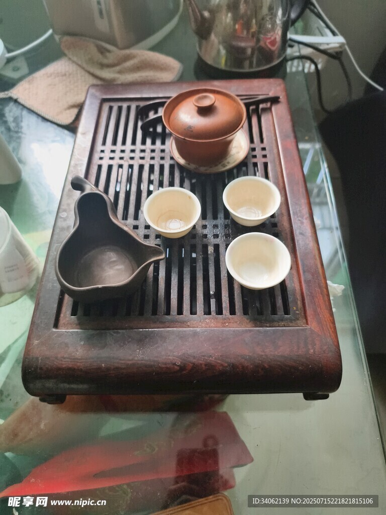 中式茶具摆设于玻璃桌上