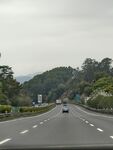 公路上行驶的车辆与风景