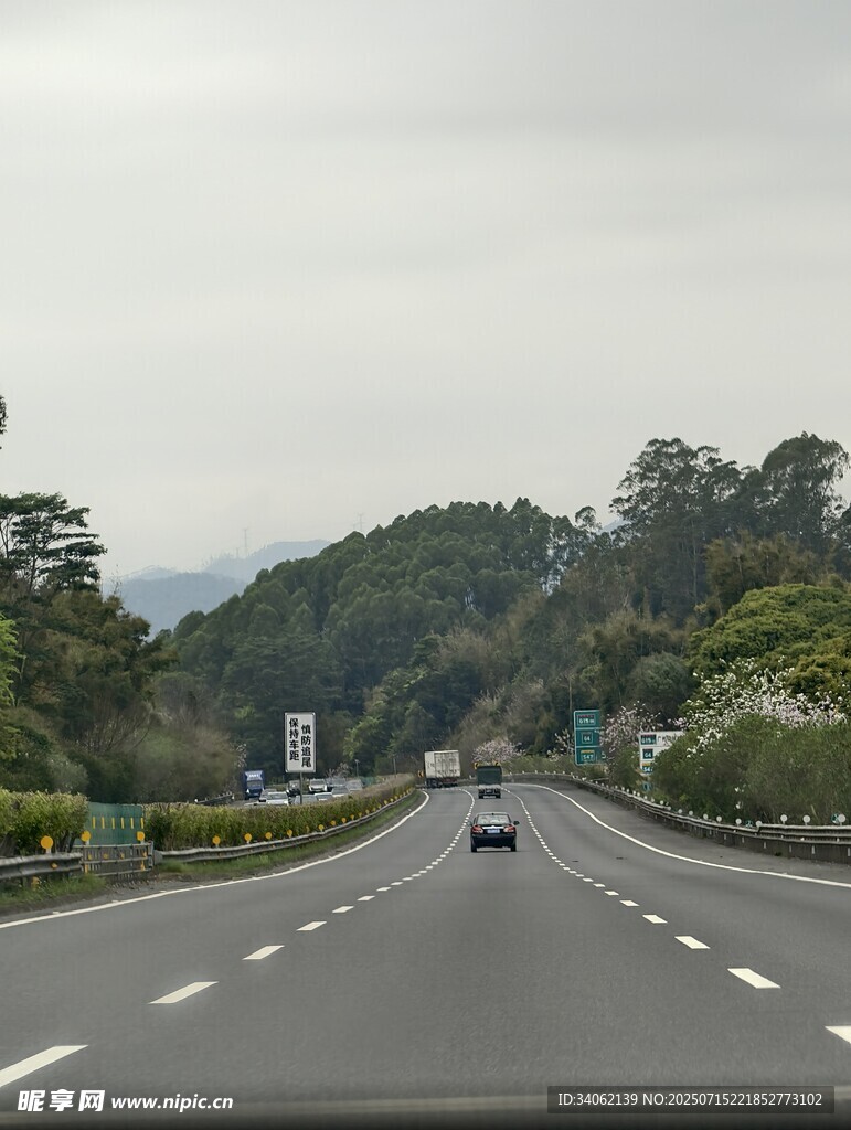 公路上行驶的车辆与风景