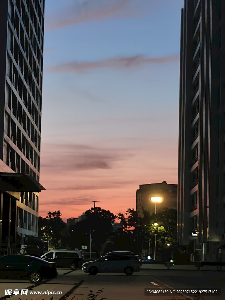 城市黄昏街道美景