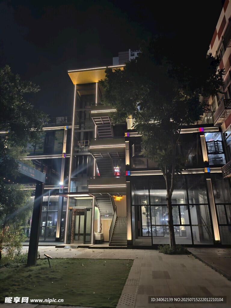 夜晚中的现代建筑外观