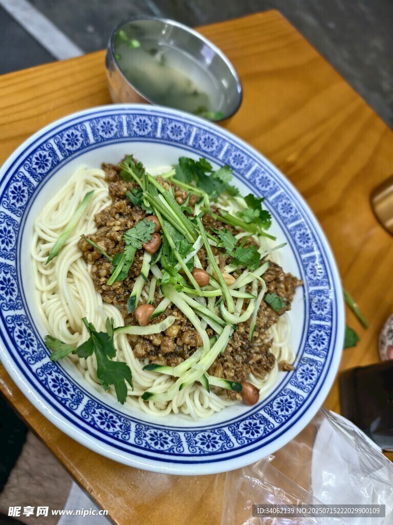 美味肉酱拌面