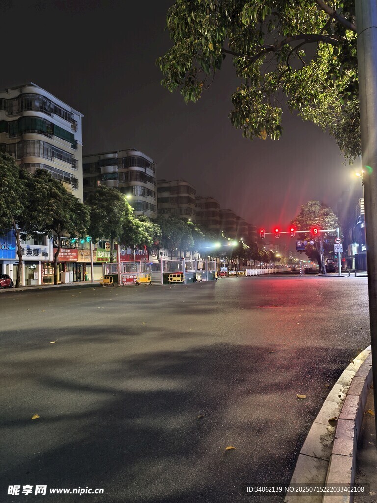 夜晚城市街道静谧景象