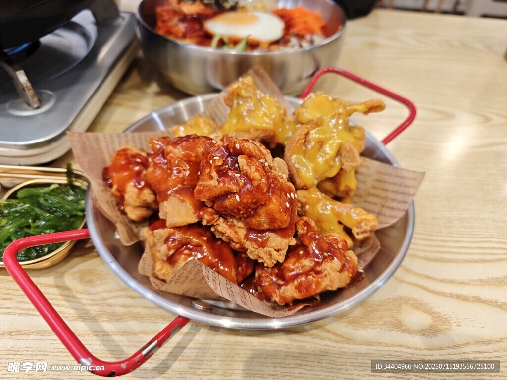 美味香酥炸鸡盛于盘中