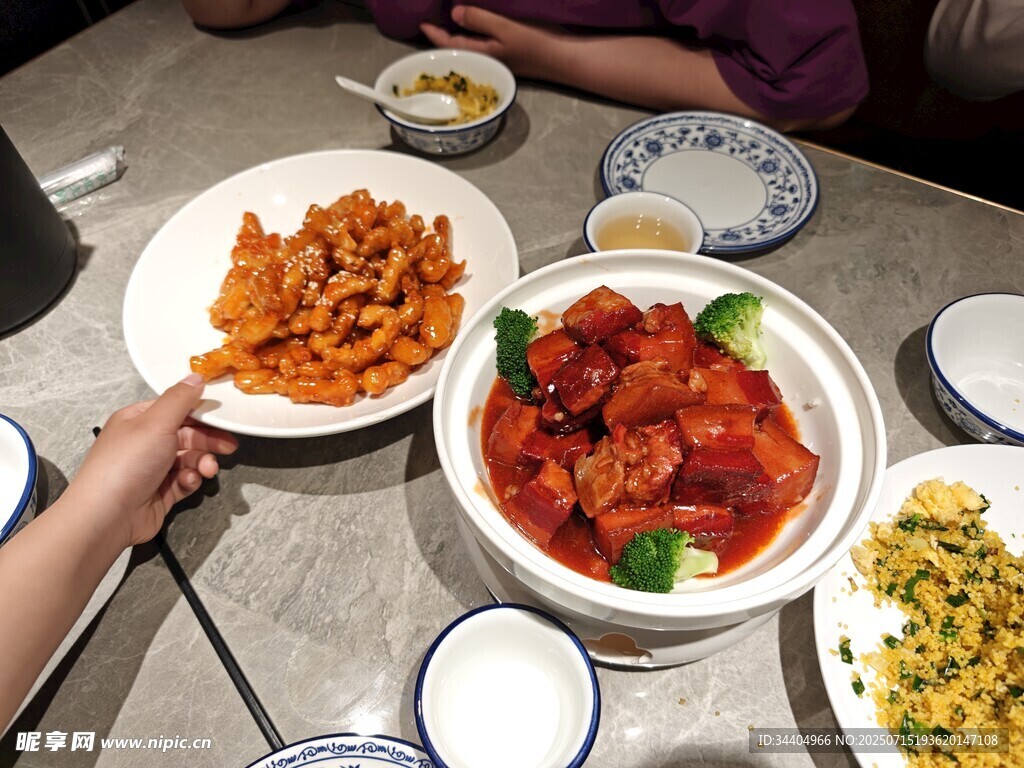 丰盛中式菜肴摆上餐桌 红烧肉