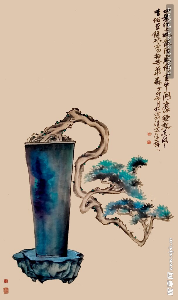 中式蓝釉花瓶配松枝装饰