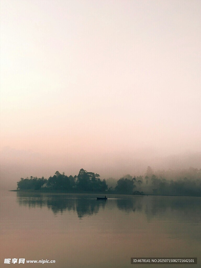 湖畔晨雾中的静谧小岛