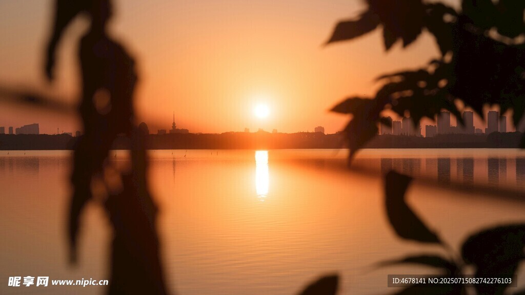 湖畔夕阳下的静谧剪影