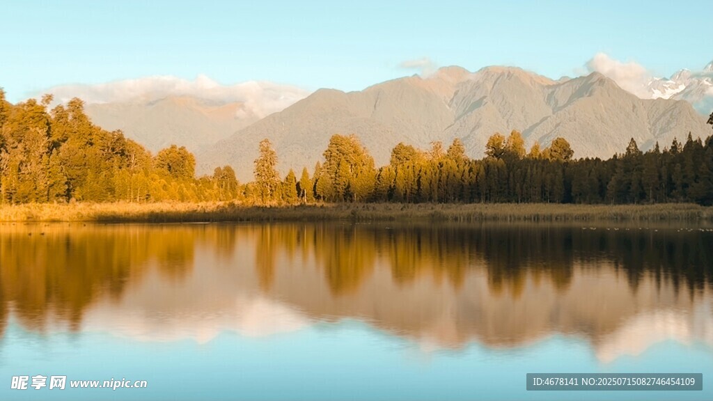 湖畔山林映雪山美景