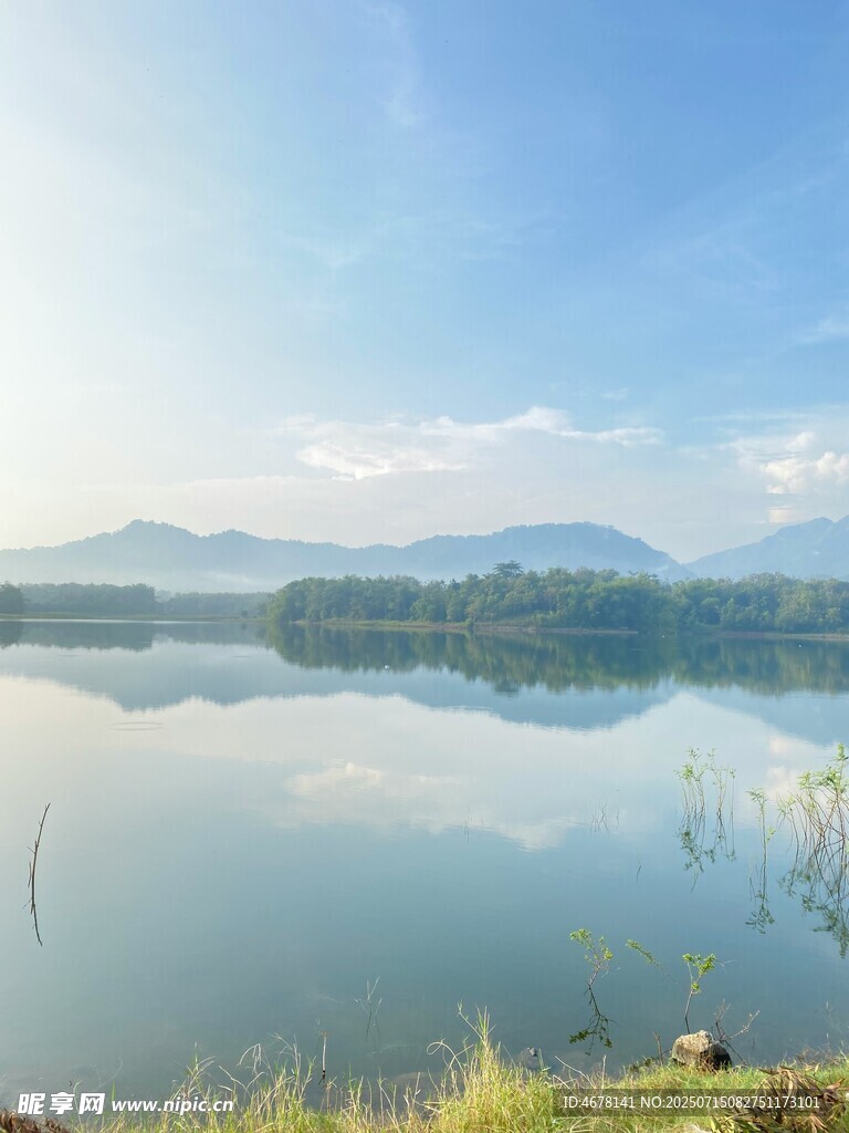 宁静湖景与远山倒影