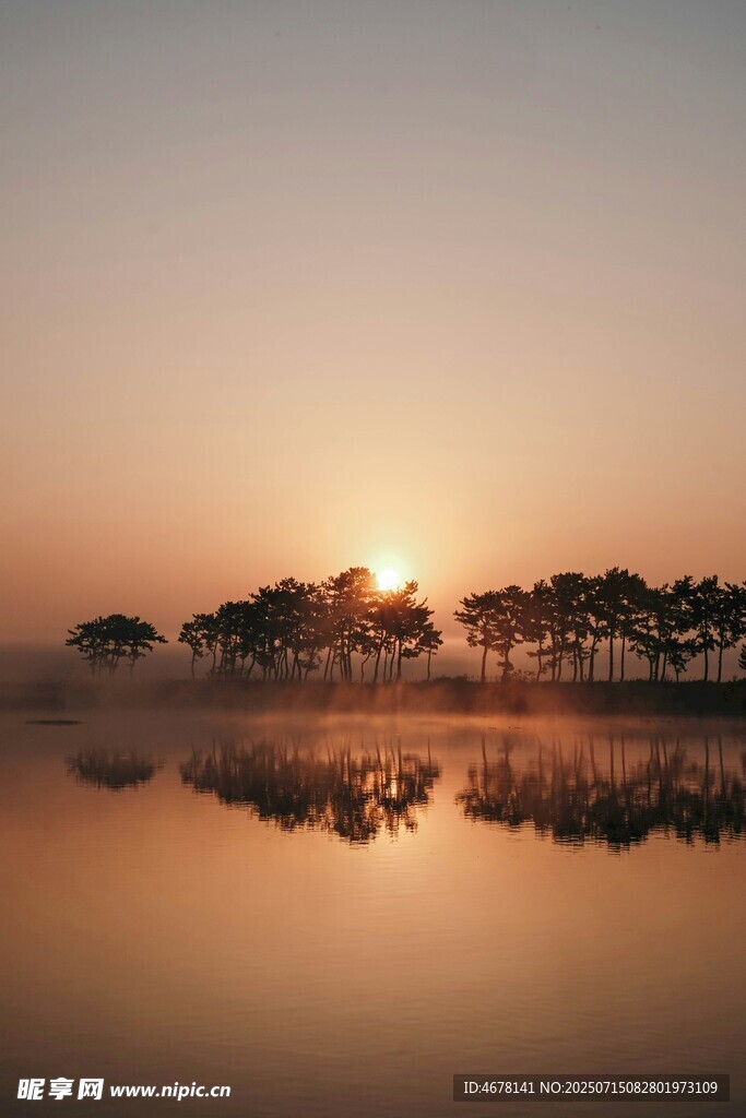湖畔日出美景