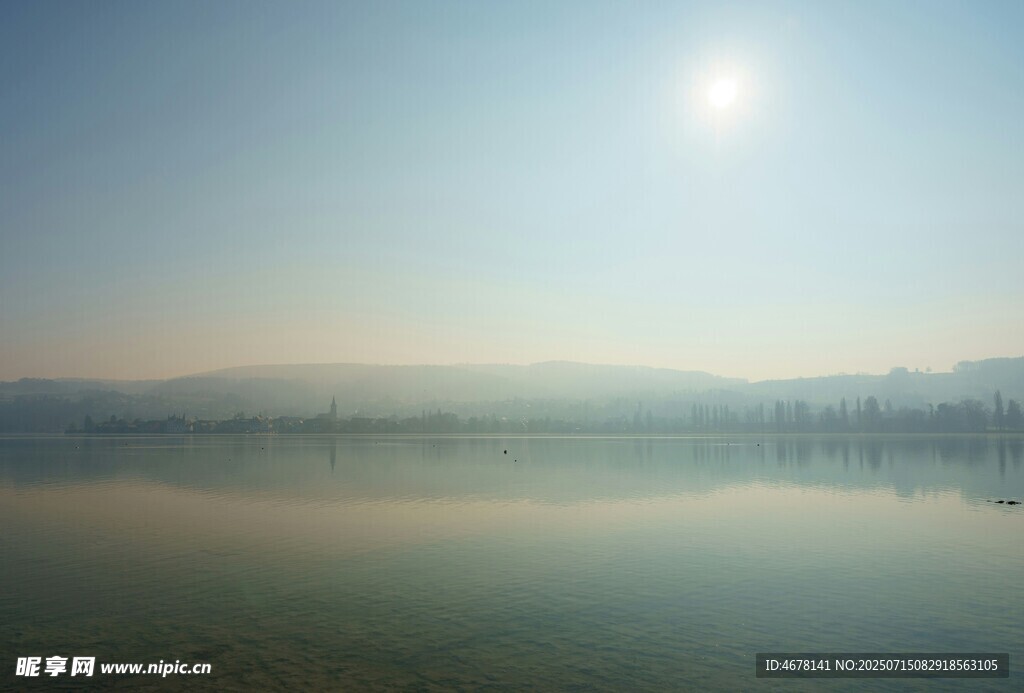 湖畔日出美景