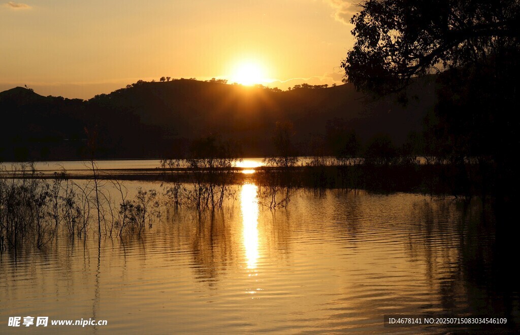 夕阳下的静谧湖面美景