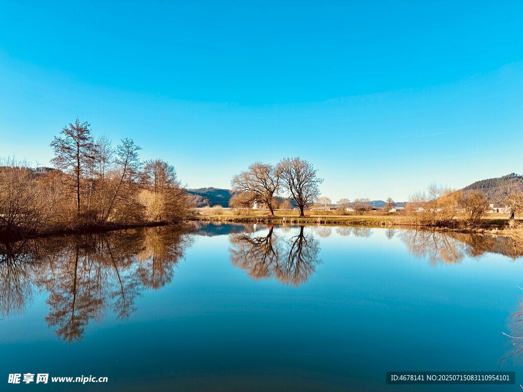 宁静湖面与岸边树木倒影