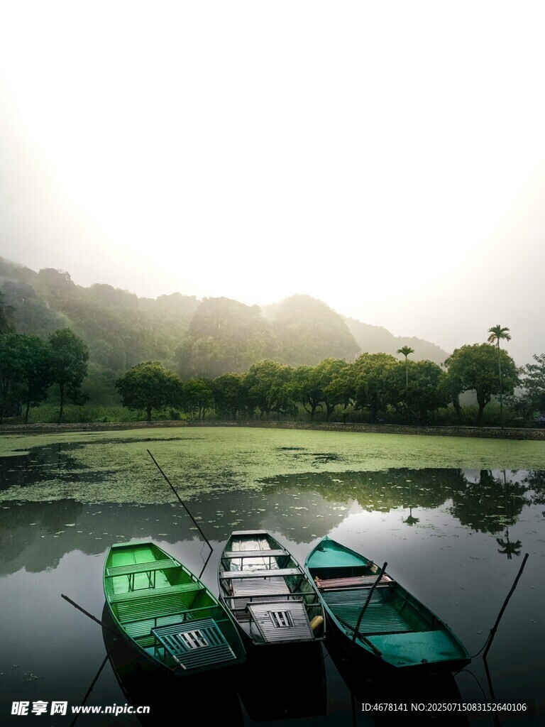 湖畔小船静泊的美丽景致