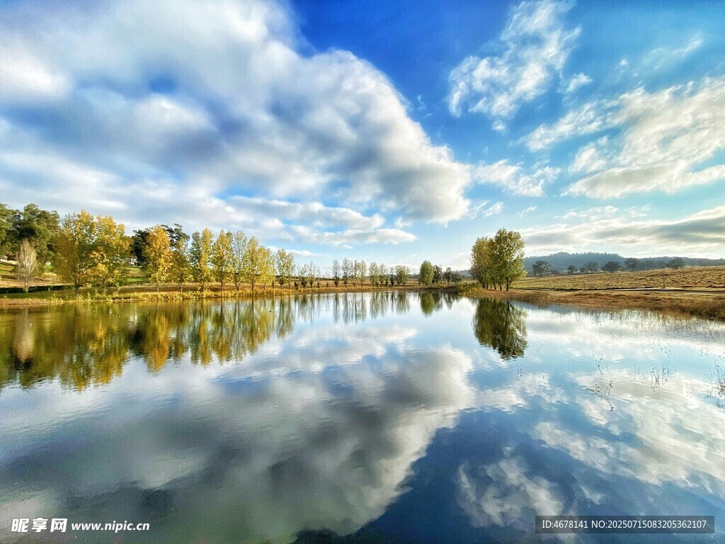 湖畔蓝天美景自然如画