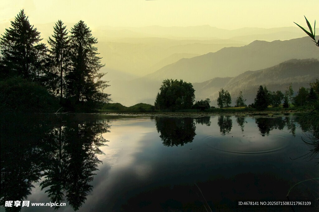 湖畔山林美景