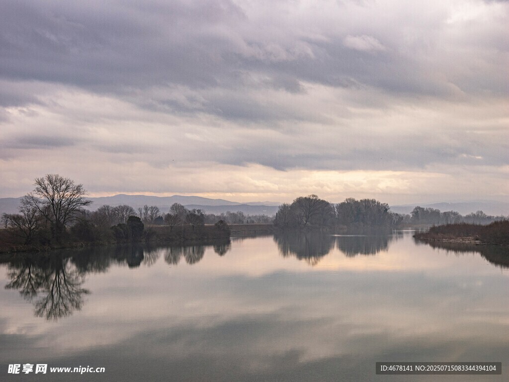 宁静湖面的黄昏美景