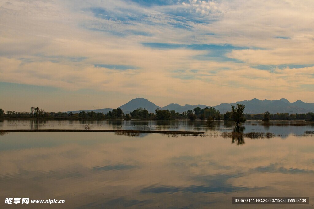 湖畔黄昏美景