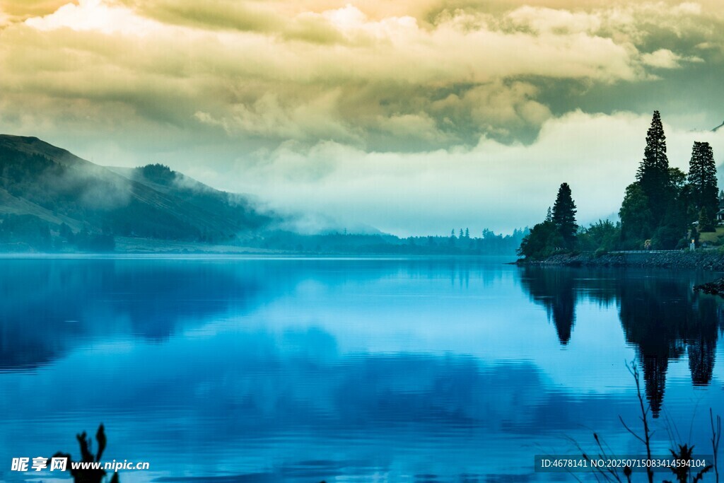 梦幻湖景中的静谧岛屿