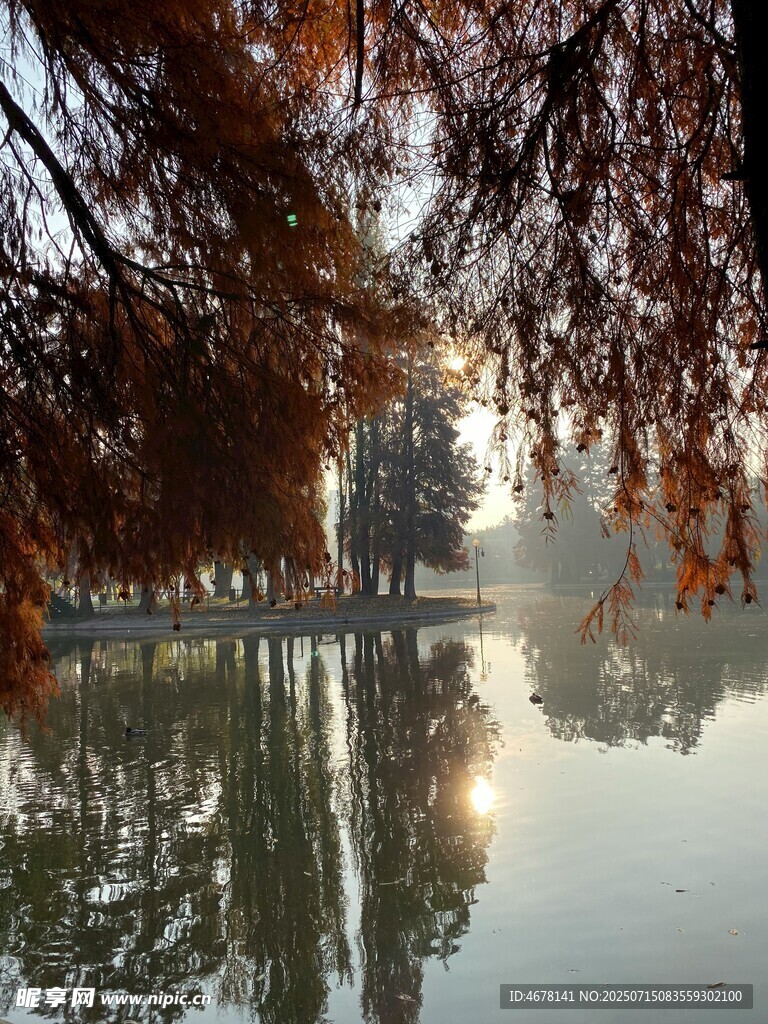 秋日湖畔倒影美景