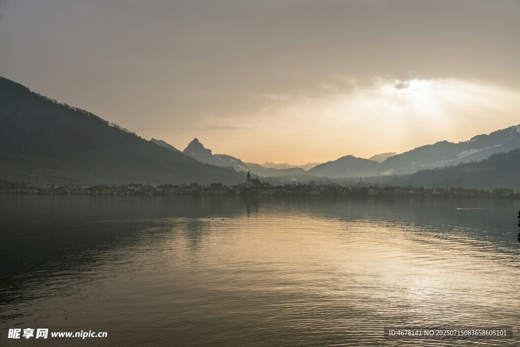 湖畔晨曦中的山水美景
