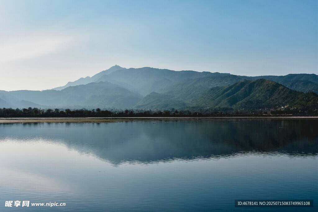 宁静山水倒影美景