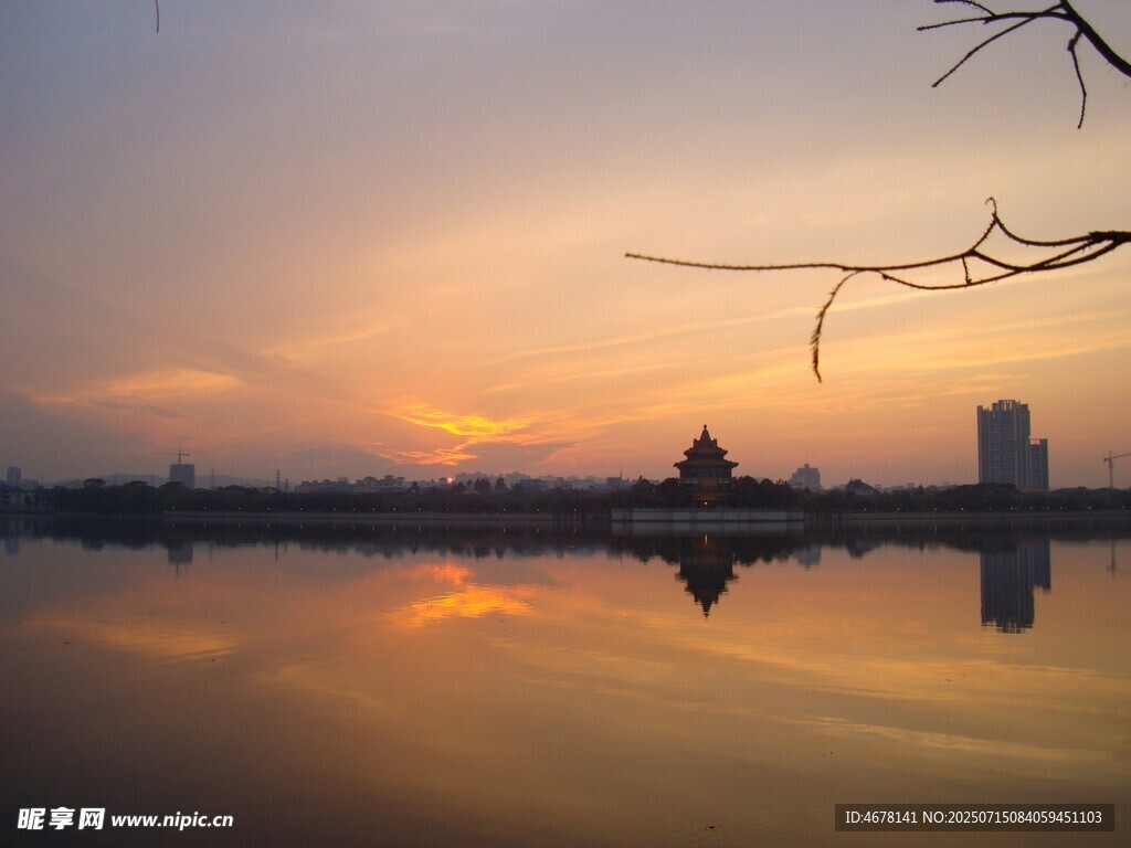 湖畔日落美景