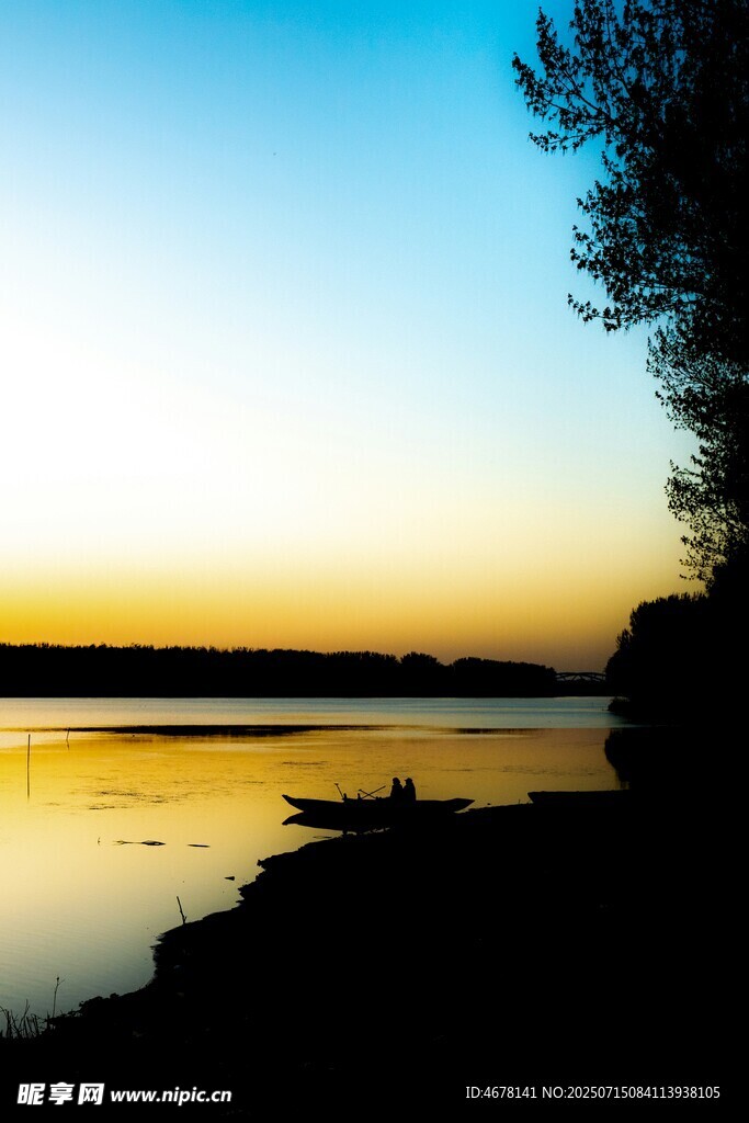 湖畔黄昏美景