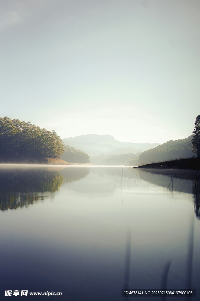 宁静湖面的清晨山水景致