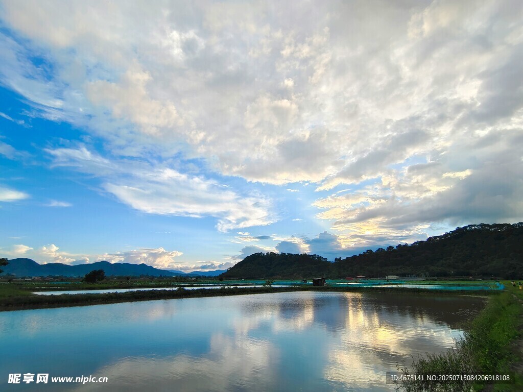 湖畔蓝天美景