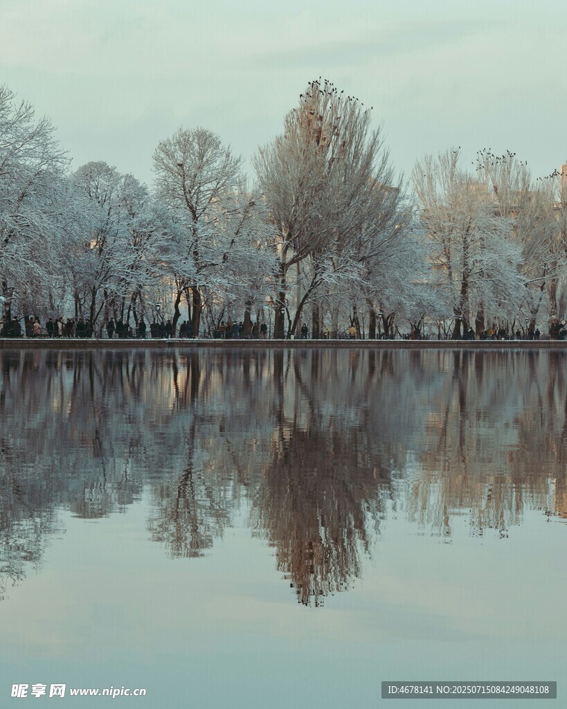 冬日湖畔雪景倒影