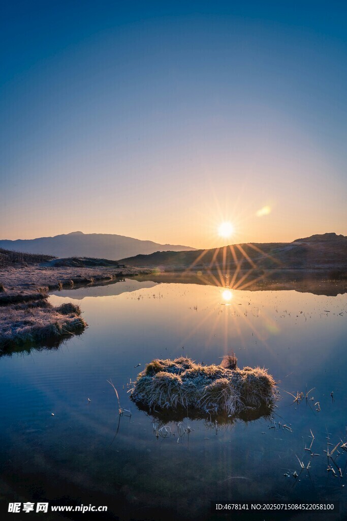 湖畔日出美景