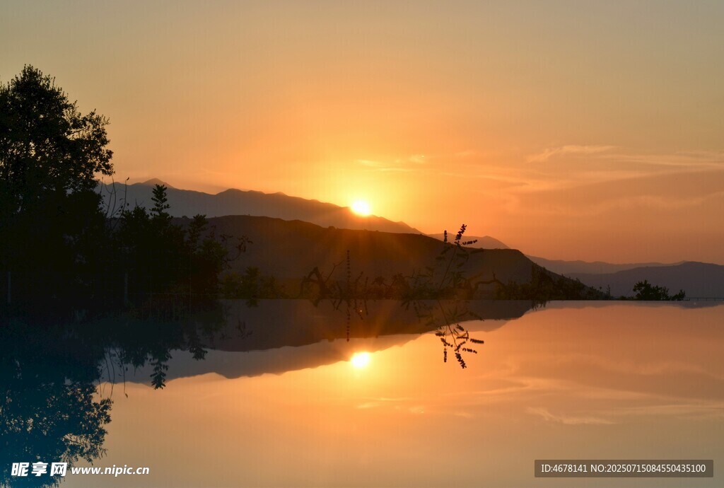 夕阳下的静谧泳池美景