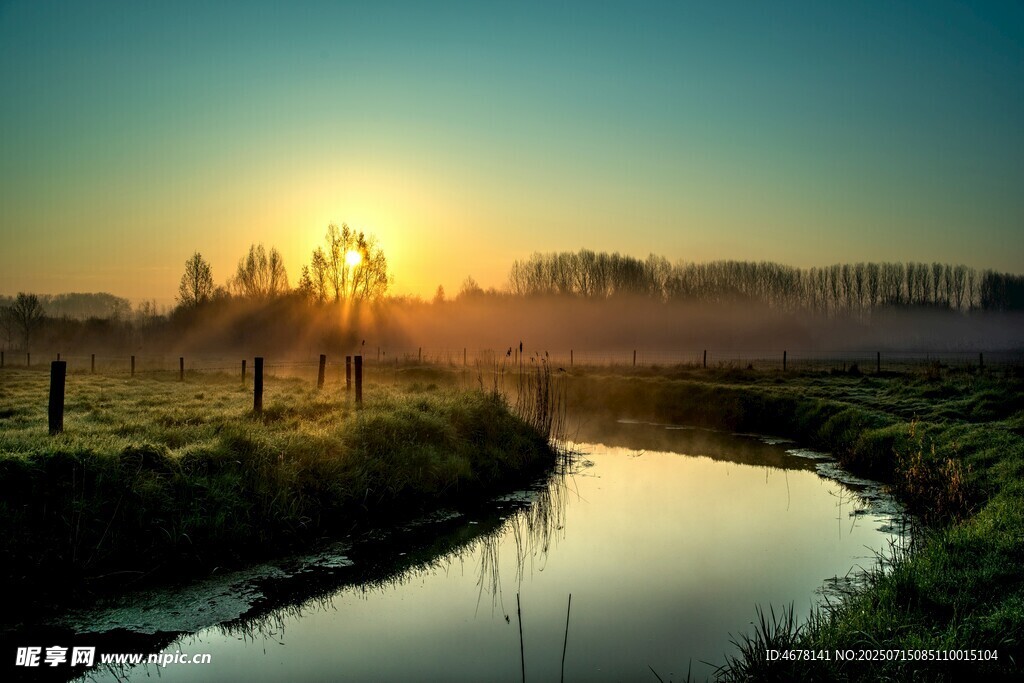 河畔日出美景