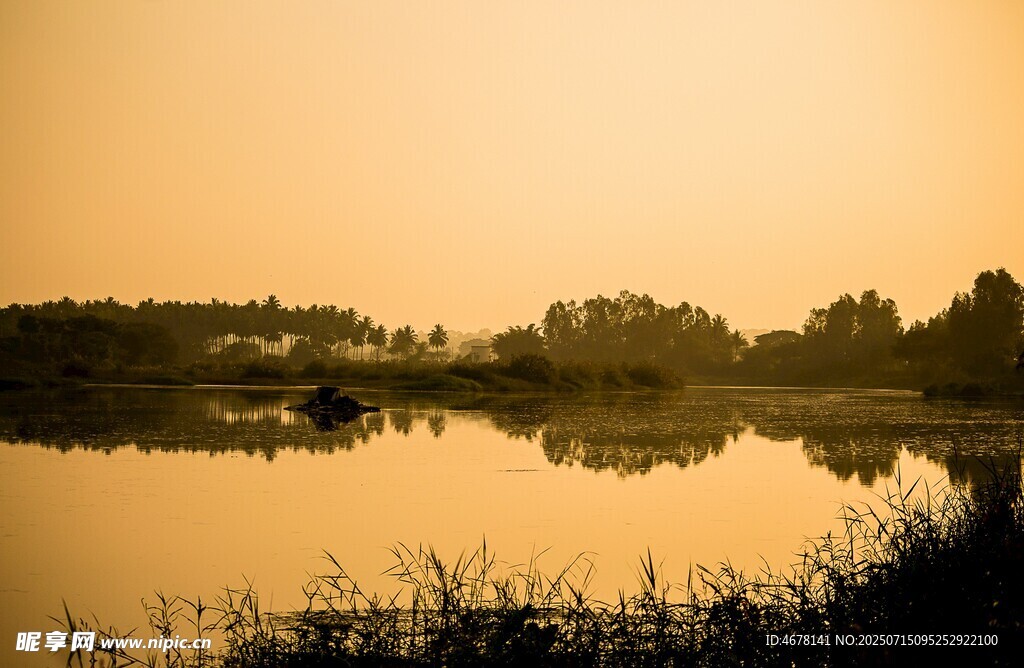 黄昏湖畔美景