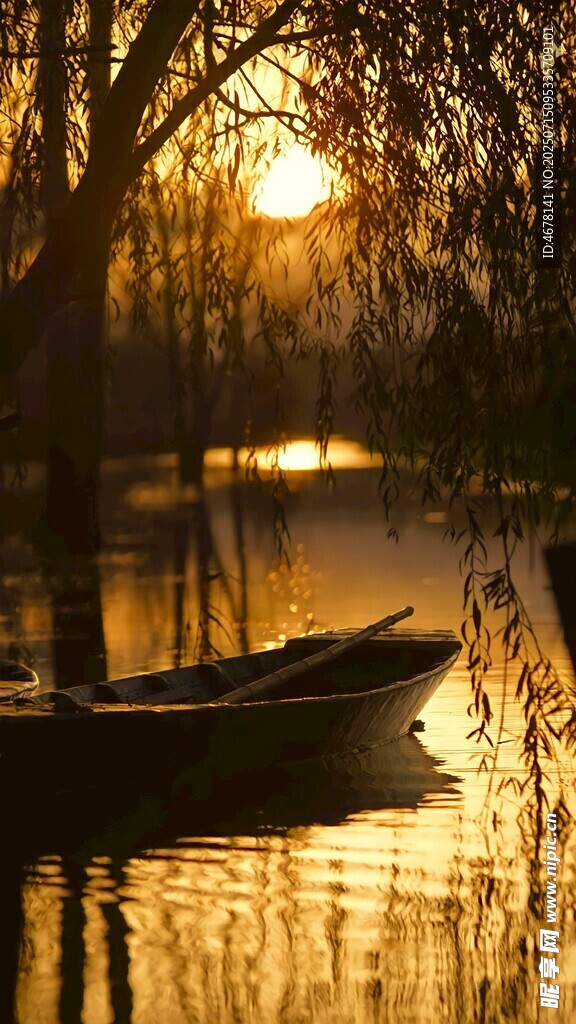 夕阳下湖面的静谧小船