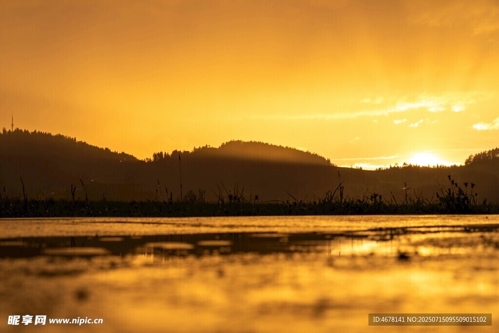 夕阳下的山水美景